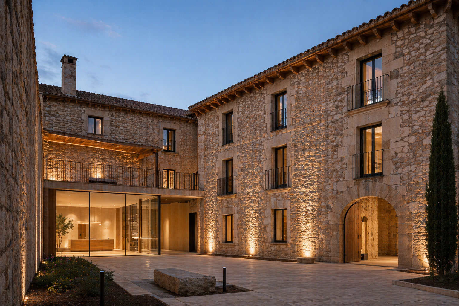 Rehabilitación de edificio histórico en Sigüenza con fachada de piedra restaurada y arquitectura contemporánea integrada