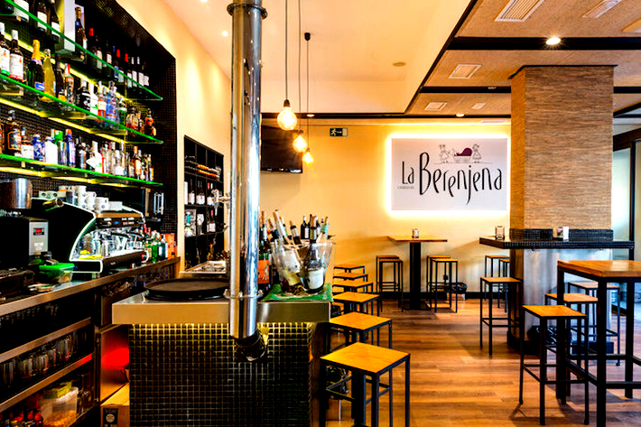 Barra de cócteles y tapas en restaurante moderno.